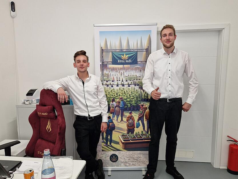 Genossenschafts-Vorstandsvorsitzender Max Christian Klenk (rechts) und Stellvertreter Edmund Steinbeck in den Büroräumen.