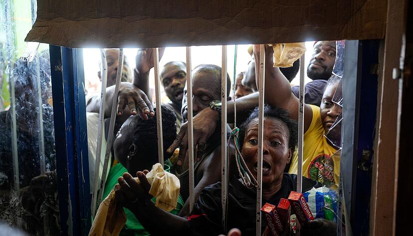 Vielen Menschen müssen ohne Vorräte und Strom ausharren. Vielen Menschen müssen ohne Vorräte und Strom ausharren.