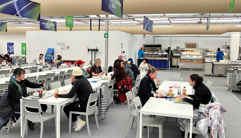 Das Essen in der Mensa schmeckt, besonders der Salat wird gelobt.