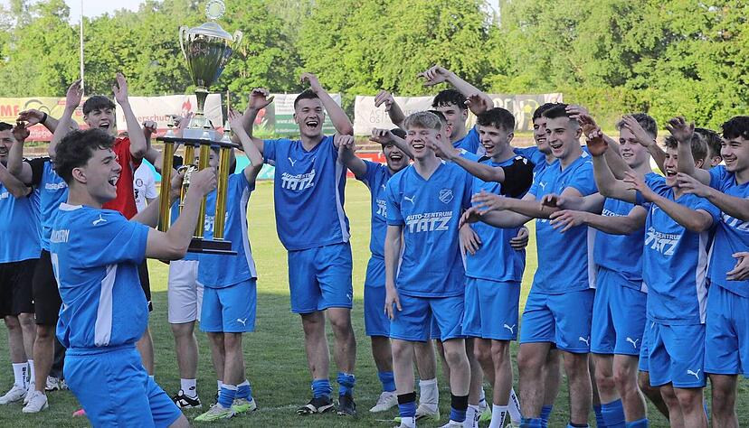 Der Pokalerfolg ist für die A-Junioren des SV Schluchtern bereits der vierte Titelgewinn in diesem Jahr. Der Regionenliga-Meister spielt in der nächsten Saison in der Landesstaffel.
Fotos: Alexander Bertok Der Pokalerfolg ist für die A-Junioren des SV Schluchtern bereits der vierte Titelgewinn in diesem Jahr. Der Regionenliga-Meister spielt in der nächsten Saison in der Landesstaffel.
Fotos: Alexander Bertok