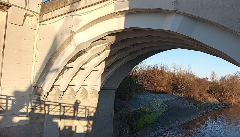 Eine Br&uuml;cke unter der Br&uuml;cke: Gebogene Stahltr&auml;ger und hochfeste Betonst&uuml;tzen st&uuml;tzen die Konstruktion der Wehrbr&uuml;cke.