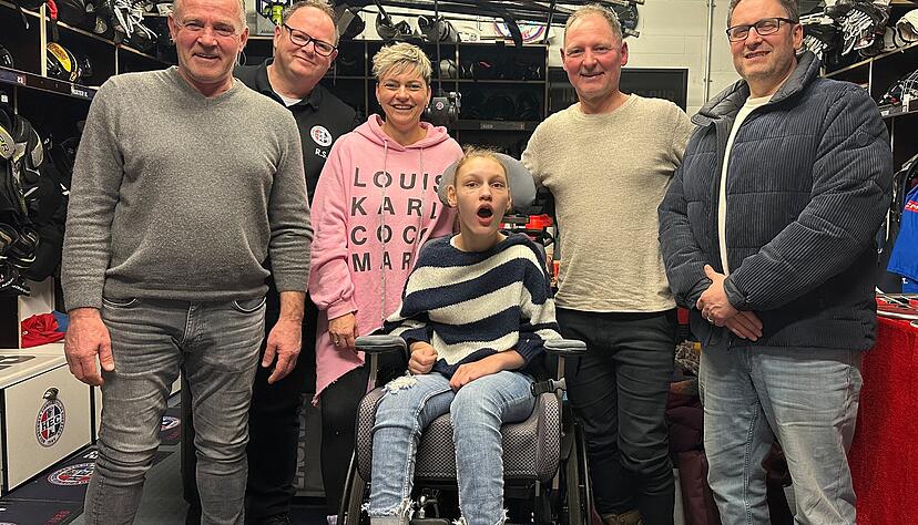 Lotte Herms (Mitte) mit ihren Eltern und den Funktion&auml;ren der HEC Eisb&auml;ren: Gesch&auml;ftsf&uuml;hrer Michael Rumrich (von links), zweiter Vorsitzender Rainer Scholl, Susan Herms, Sven Herms und erster Vorsitzender Kai Sellers.