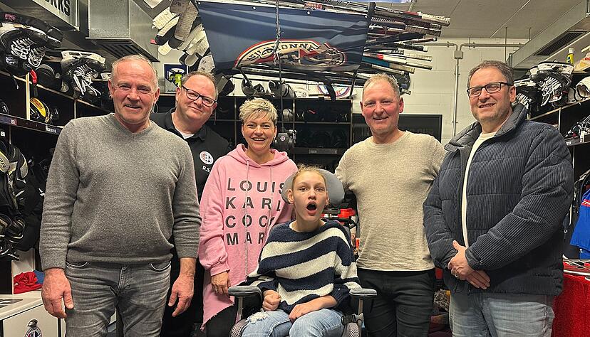 Lotte Herms (Mitte) mit ihren Eltern und den Funktion&auml;ren der HEC Eisb&auml;ren: Gesch&auml;ftsf&uuml;hrer Michael Rumrich (von links), zweiter Vorsitzender Rainer Scholl, Susan Herms, Sven Herms und erster Vorsitzender Kai Sellers.