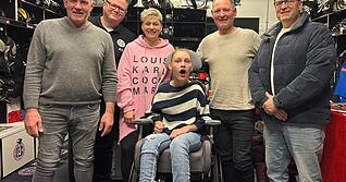 Lotte Herms (Mitte) mit ihren Eltern und den Funktion&auml;ren der HEC Eisb&auml;ren: Gesch&auml;ftsf&uuml;hrer Michael Rumrich (von links), zweiter Vorsitzender Rainer Scholl, Susan Herms, Sven Herms und erster Vorsitzender Kai Sellers.