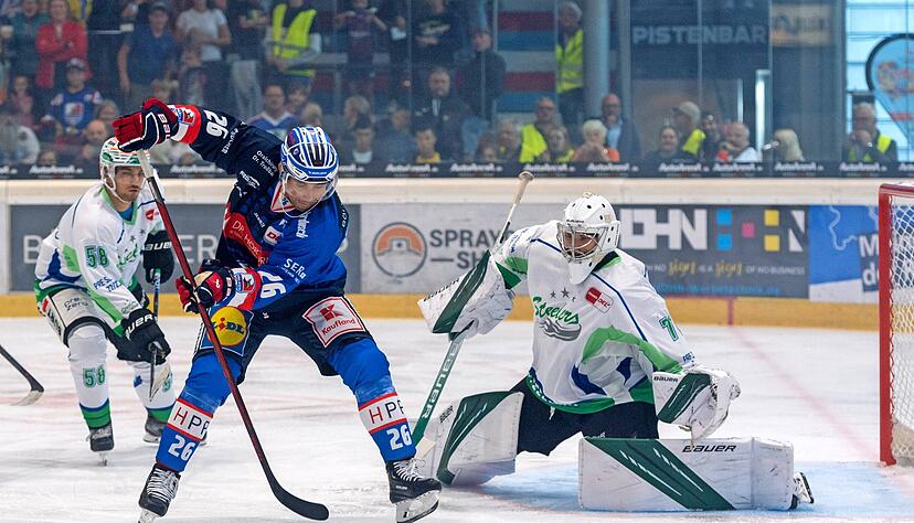 Beide Mannschaften zeigten auf dem Eis, was Eishockey ausmacht. Die Falken um Judd Blackwater (links) holten dabei im letzten Abschnitt noch einen 1:5-Rückstand gegen die Steelers um Keeper Leon Doubrawa auf.
Fotos: Mario Berger Beide Mannschaften zeigten auf dem Eis, was Eishockey ausmacht. Die Falken um Judd Blackwater (links) holten dabei im letzten Abschnitt noch einen 1:5-Rückstand gegen die Steelers um Keeper Leon Doubrawa auf.
Fotos: Mario Berger