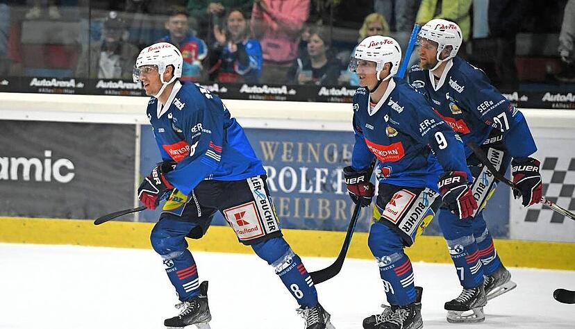 Ein eingespieltes Trio: Pontus Wernerson Libäck (von links), sein Zwillingsbruder Linus und Oula Uski bilden in der Regel die erste Sturmreihe.
Fotos: Sonntag/Thorwartl Ein eingespieltes Trio: Pontus Wernerson Libäck (von links), sein Zwillingsbruder Linus und Oula Uski bilden in der Regel die erste Sturmreihe.
Fotos: Sonntag/Thorwartl
