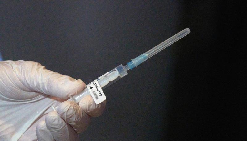 Eine Mitarbeiterin des Impfteams in Koblenz überprüft vor Beginn der Corona-Impfungen eine Spritze mit dem Impfstoff gegen Covid-19. Eine Mitarbeiterin des Impfteams in Koblenz überprüft vor Beginn der Corona-Impfungen eine Spritze mit dem Impfstoff gegen Covid-19.