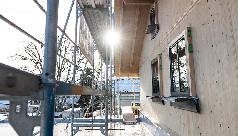 Die Sonne scheint zwischen einem Gerüst und einem Neubau hindurch. Die Sonne scheint zwischen einem Gerüst und einem Neubau hindurch.