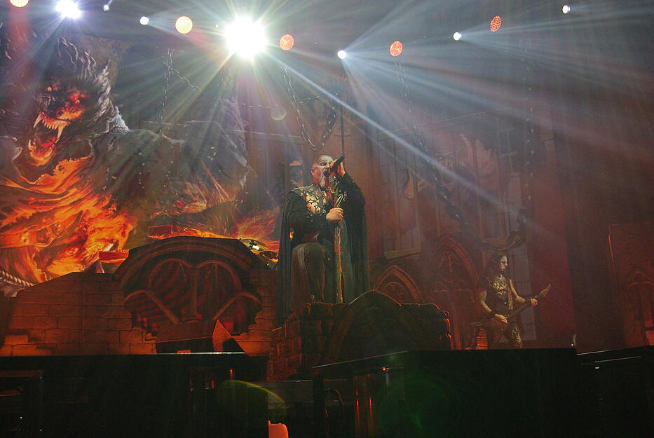 Seit 2003 mischen Powerwolf die Massen mit melodischem Powermetal, einem gewissen mystisch-klerikalem Touch und einem Sänger mit erstaunlicher stimmlicher Bandbreite auf. Seit 2003 mischen Powerwolf die Massen mit melodischem Powermetal, einem gewissen mystisch-klerikalem Touch und einem Sänger mit erstaunlicher stimmlicher Bandbreite auf.