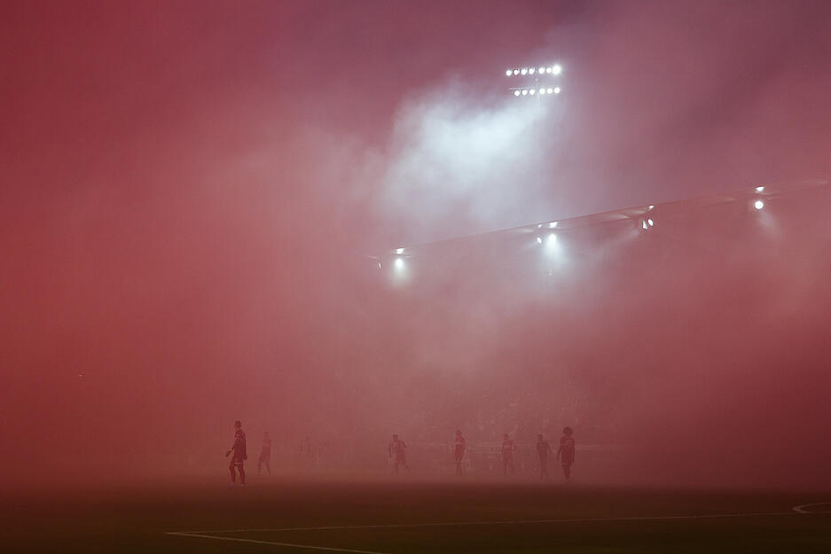 Der Anpfiff wurde um vier Minuten verschoben. Der Nebel von der Fankurve war zu dicht.