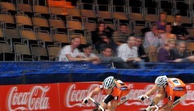 Vor wenigen Zuschauern fahren Risi (l) und Partner Marvulli beim Sechstagerennen.