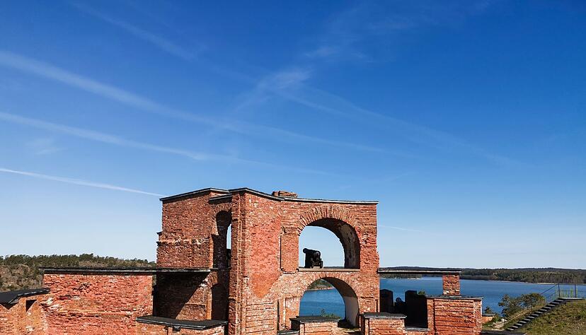 An einer Meerenge haben die Russen einst die Festung Bomarsund gebaut. Die &Uuml;berreste kann man besichtigen.