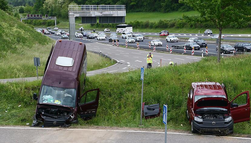 Die zwei Fahrzeuge blieben besch&auml;digt an der Ausfahrt stehen.