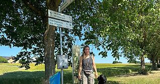 Claudia Klumpp mit ihrem Flat Coated Retriever Ivo an einem der beiden Hundekotbeutelspender. Die Bürger helfen sich mit selbst angebrachten Mülltüten. Claudia Klumpp mit ihrem Flat Coated Retriever Ivo an einem der beiden Hundekotbeutelspender. Die Bürger helfen sich mit selbst angebrachten Mülltüten.