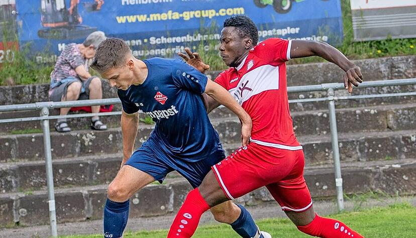 Union-Spieler Frank Silvan Teku (re.) wird in der Neuauflage des Spiels vom Samstag dabei sein, Schwaigerns Miguel Artero wird dagegen wohl geschont. Union-Spieler Frank Silvan Teku (re.) wird in der Neuauflage des Spiels vom Samstag dabei sein, Schwaigerns Miguel Artero wird dagegen wohl geschont.