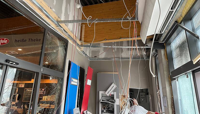 Die Markthalle in Offenau wurde bei der Sprengung stark in Mitleidenschaft gezogen. Die Markthalle in Offenau wurde bei der Sprengung stark in Mitleidenschaft gezogen.