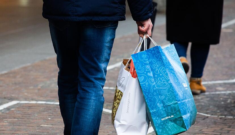 Die Verbraucher halten sich mit Weihnachsteinkäufen noch zurück. (Foto-Archiv) Die Verbraucher halten sich mit Weihnachsteinkäufen noch zurück. (Foto-Archiv)