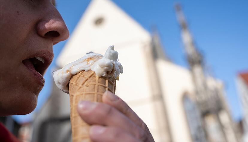 Kundin Simone Schmid isst auf dem Marktplatz ein Kamelmilch-Eis.