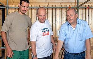 Thomas L&ouml;ffelhardt (v.r.) schaut sich mit den Hausmeistern Andreas Gauker und Andreas Zenth die Baupl&auml;ne an.