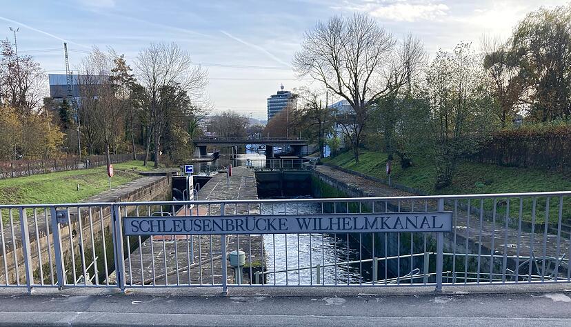 Auf der Schleusenbrücke über dem Wilhelmkanal ist am Samstagabend ein Streit eskaliert.