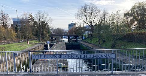 Auf der Schleusenbrücke über dem Wilhelmkanal ist am Samstagabend ein Streit eskaliert. Auf der Schleusenbrücke über dem Wilhelmkanal ist am Samstagabend ein Streit eskaliert.