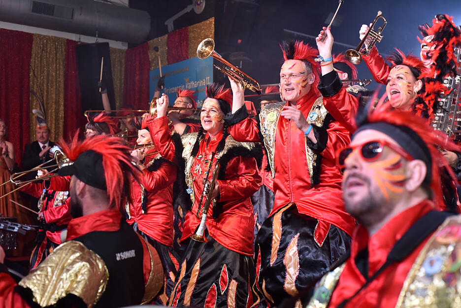 Gigger Gugge sorgen f&uuml;r Musik und Stimmung bei der Prunksitzung der Jagstfelder H&uuml;hnerl&auml;use.