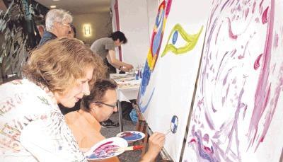 In Gemeinschaft entstanden drei Bilder bei der Geburtstagsfeier der VHS-Außenstelle Untergruppenbach. Die Besucher hatten ihre Freude daran.Foto: Ute Knödler In Gemeinschaft entstanden drei Bilder bei der Geburtstagsfeier der VHS-Außenstelle Untergruppenbach. Die Besucher hatten ihre Freude daran.Foto: Ute Knödler