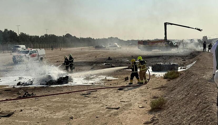 Rettungskräfte eilten zum Unfallort bei der Dubai Air Show. Für den Piloten kam jede Hilfe zu spät. Rettungskräfte eilten zum Unfallort bei der Dubai Air Show. Für den Piloten kam jede Hilfe zu spät.