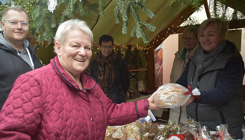 Anneliese Krebs unterst&uuml;tzt die Landfrauen Hohebach: Sie kauft gleich zwei selbstgebackene Brote, eines davon f&uuml;r Sohn Steffen (links).