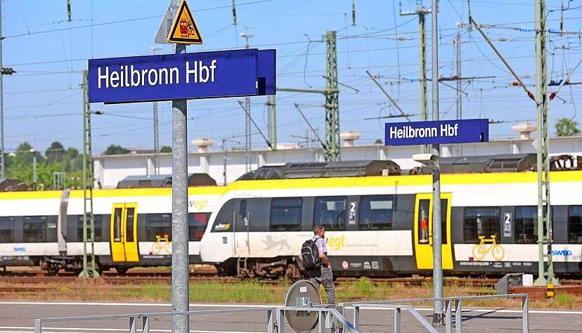 Regionalbahnen im Hauptbahnhof Heilbronn: P&uuml;nktlichkeit und Zuverl&auml;ssigkeit lassen zu w&uuml;nschen &uuml;brig.