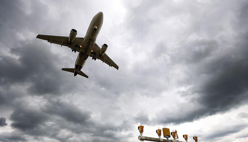 Flugzeuge werden nach Stuttgart umgeleitet. (Archivbild)