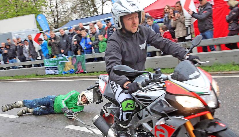 Dass die richtige Sicherheitskleidung überlebenswichtig ist, zeigten Experten beim Infotag des Heilbronner Polizeipräsidiums auf der Löwensteiner Platte eindrücklich &minus; eine Jeans schützt vor so gut wie gar nichts.Fotos: Guido Sawatzki