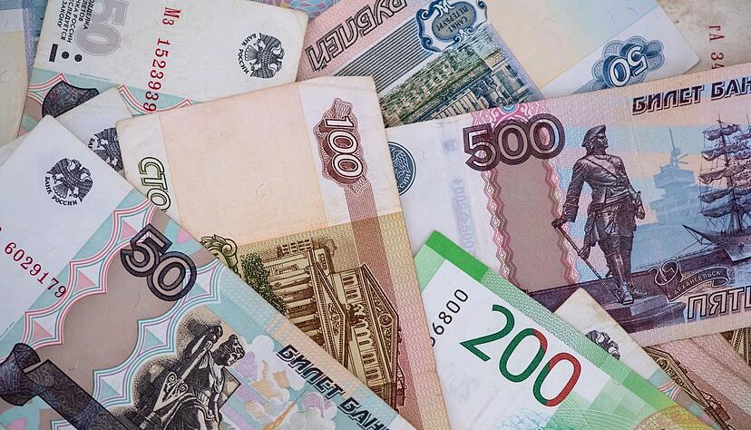 Trotz des Zusammenbruchs der russischen Wirtschaft wird der Rubel immer st&auml;rker.
