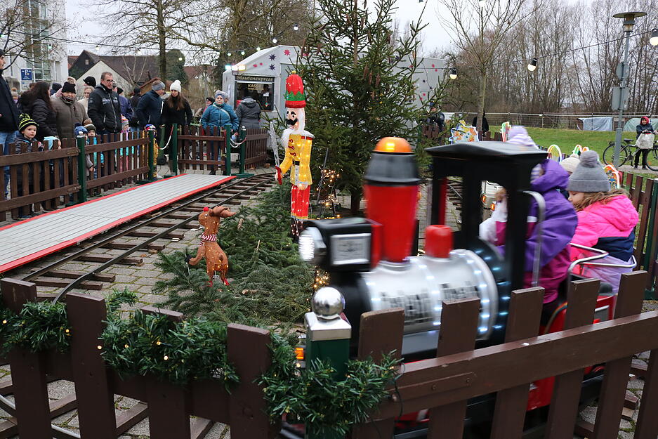 Am dritten Advent wird der Bereich hinter dem Bretzfelder Rathaus zum Weihnachtsmarkt.