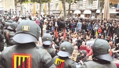 Polizisten drängen in der Stuttgarter Innenstadt Demonstranten ab, die das feierliche Gelöbnis von Rekruten der Bundeswehr stören wollen. Etwa 1000 Beamte sichern die Vereidigung.Foto: lsw Polizisten drängen in der Stuttgarter Innenstadt Demonstranten ab, die das feierliche Gelöbnis von Rekruten der Bundeswehr stören wollen. Etwa 1000 Beamte sichern die Vereidigung.Foto: lsw