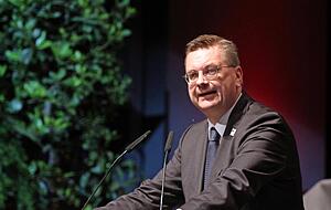 DFB-Präsident Reinhard Grindel (links) machte auf dem Weg zur Meisterfeier in München in Sindelfingen Station. Matthias Schöck (rechts) wurde auf dem Verbandstag für eine zweite Amtszeit als WFV-Präsident wiedergewählt.
Fotos: Alexander Bertok DFB-Präsident Reinhard Grindel (links) machte auf dem Weg zur Meisterfeier in München in Sindelfingen Station. Matthias Schöck (rechts) wurde auf dem Verbandstag für eine zweite Amtszeit als WFV-Präsident wiedergewählt.
Fotos: Alexander Bertok