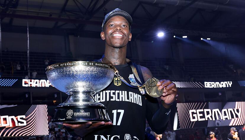 Dennis Schröder mit Pokal und Goldmedaille. Dennis Schröder mit Pokal und Goldmedaille.