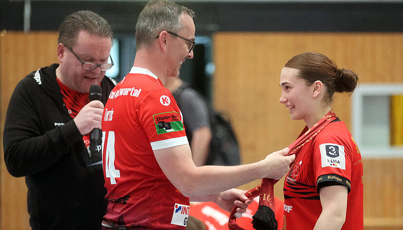 Sendy Terzic, 1. Vorstand der SG Schozach-Bottwartal, verabschiedet U19-Europameisterin Aylin Bornhardt mit dem Jubil&auml;umsschal in Richtung Erstligist Frisch-Auf G&ouml;ppingen.