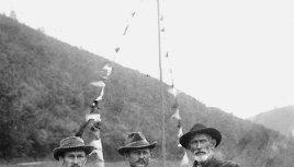 Nach getaner Arbeit schmeckt das Bier doppelt gut: Die drei Neckargartacher Flößer Hermann Gebhardt, August Gebhardt und Adolf Wees.Fotos: privat