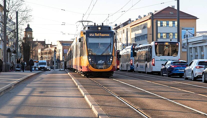 Die Stadtbahngleise in der Friedrich-Ebert-Brücke und in der Bahnhofstraße werden getauscht. Die Gesamtkosten belaufen sich auf 5,4 Millionen Euro. Die Stadtbahngleise in der Friedrich-Ebert-Brücke und in der Bahnhofstraße werden getauscht. Die Gesamtkosten belaufen sich auf 5,4 Millionen Euro.