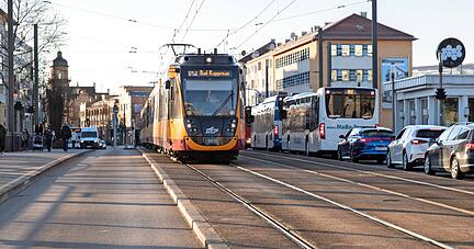Die Stadtbahngleise in der Friedrich-Ebert-Brücke und in der Bahnhofstraße werden getauscht. Die Gesamtkosten belaufen sich auf 5,4 Millionen Euro.
Fotos: Andreas Veigel