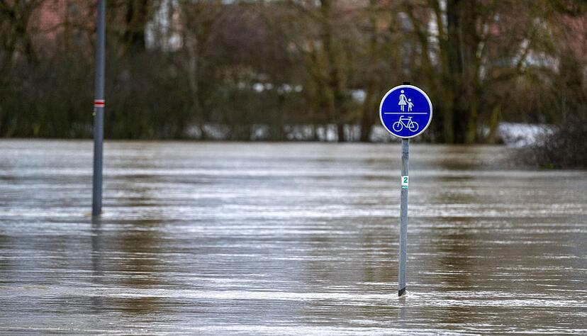 Ein Verkehrsschild für einen Geh- und Radweg. Ein Verkehrsschild für einen Geh- und Radweg.