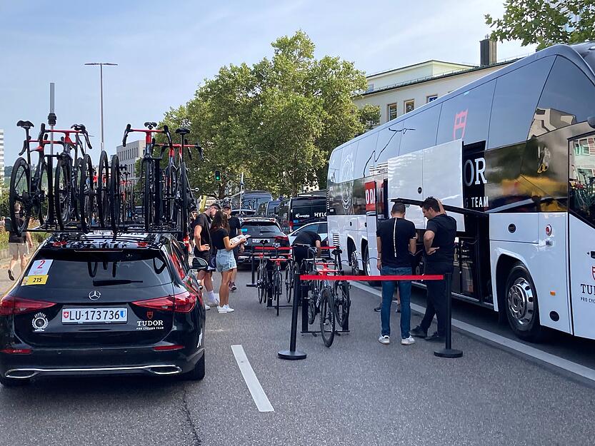 Aus den Bussen der Deutschland-Tour werden in der Heilbronner Innenstadt die Fahrräder ausgeladen.