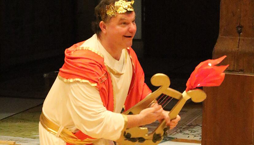 Running Gag: Willi Trobbiani als Nero will „Roma“ brennen sehen. Running Gag: Willi Trobbiani als Nero will „Roma“ brennen sehen.