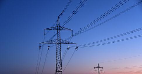 Viele Energieanbieter senken zum Jahreswechsel die Preise: Ein Tarifvergleich kann bares Geld sparen.