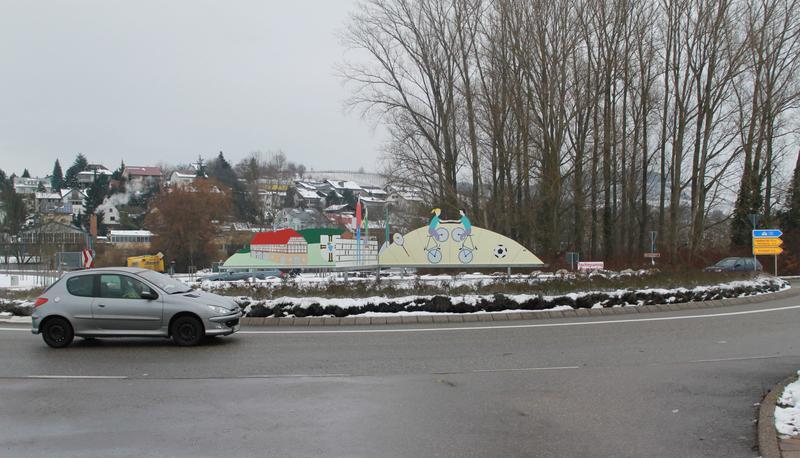 Die bunten Tafeln im Kreisel an der Landesstraße 1101 müssen weichen, sagt das Land Baden-Württemberg. 
Foto: Vanessa Müller