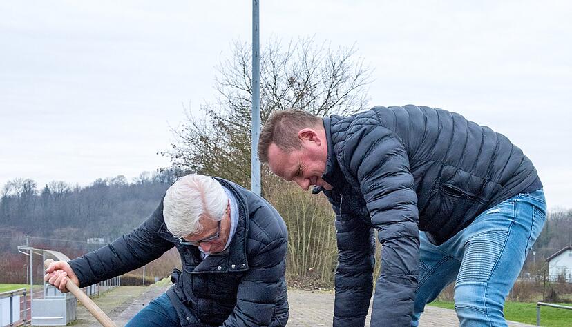 Der Stehwall ist 40 Jahre alt, und das merkt man: Etliche Stufen wackeln. Aus Sicherheitsgründen verlegen die Vereinsmitglieder hier neues Pflaster.
Fotos: Mario Berger Der Stehwall ist 40 Jahre alt, und das merkt man: Etliche Stufen wackeln. Aus Sicherheitsgründen verlegen die Vereinsmitglieder hier neues Pflaster.
Fotos: Mario Berger