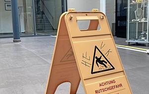 Hier wird geputzt: Um 17 Uhr ist im Eingangsbereich kaum noch Betrieb. Hier wird geputzt: Um 17 Uhr ist im Eingangsbereich kaum noch Betrieb.