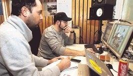 Regisseur Simon Mora (links) ändert während der Arbeit auch mal die Dialoge. Techniker Antonio Fernandes Lopes behält den Timecode im Auge.