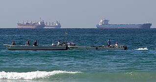 Immer wieder werden Schiffe in der Meerenge von Geschossen getroffen. (Archivbild)